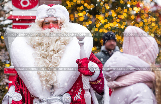 Russia, Moscow, December 26, 2024. New Year 2026. Santa Claus in the center of Moscow. New Year decorations on the streets of Moscow. Christmas holidays. Редакционное фото, фотограф Photojuli / Фотобанк Лори