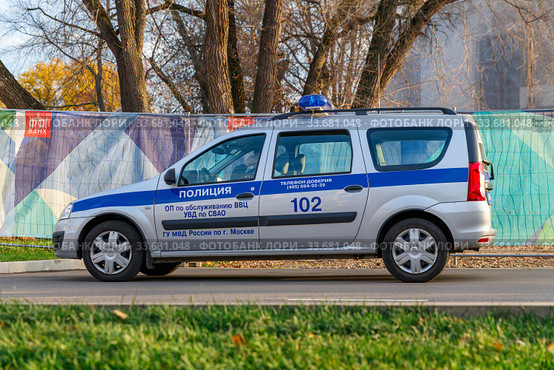 Russia, Moscow, October 2020. A parked police car on the territory of the exhibition VDNH. (2019 год). Редакционное фото, фотограф Artem Sobov / Фотобанк Лори