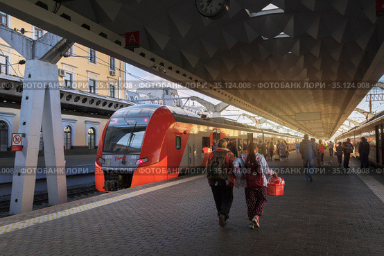 RUSSIA, SAINT PETERSBURG-July 13, 2020: Platform of the Moscow railway station in Saint Petersburg before the departure of the Lastochka commuter train" Редакционное фото, фотограф Филатова Ирина / Фотобанк Лори