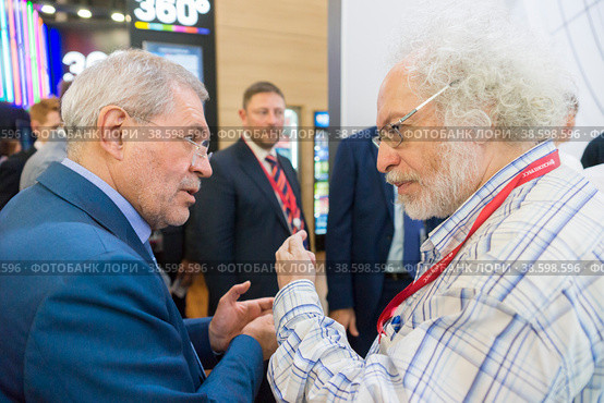 Russia. Saint-Petersburg. XXIII St. Petersburg International Economic Forum 2019. SPIEF 2019 participants. TV presenter Mikhail Leontiev and editor-in-chief, co-owner and host of the Echo of Moscow radio station Alexey Venediktov. Россия. Санкт-Петербург. XXIII Петербургский международный экономический форум 2019. Участники ПМЭФ-2019. Телеведущий Михаил Леонтьев и главный редактор, совладелец и ведущий радиостанции Эхо Москвы Алексей Венедиктов. Редакционное фото, фотограф Алексей Смышляев / Фотобанк Лори