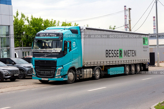 Russia, Samara. 15. 06 2024. Volvo FH truck parked on the street ready for unloading. Редакционное фото, фотограф Акиньшин Владимир / Фотобанк Лори