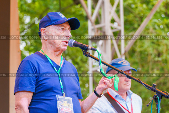Russia, Samara, July 2016: Speech by Alexander Gorodnitsky, at the Grushinsky Festival on Mastryukovskie lakes on a summer day. Редакционное фото, фотограф Акиньшин Владимир / Фотобанк Лори