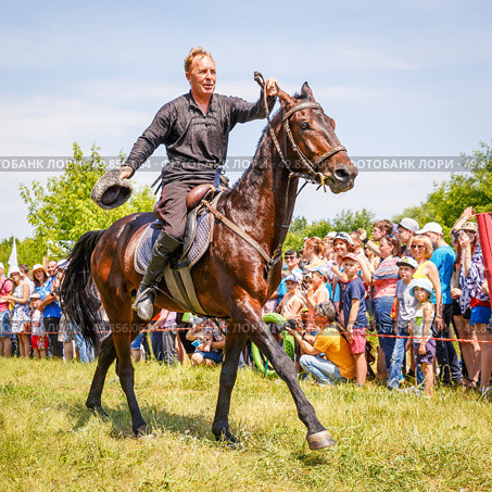 Russia, Samara, June 2016: A dashing Cossack on horseback during a demonstration performance at the Journey to the Past festival. Редакционное фото, фотограф Акиньшин Владимир / Фотобанк Лори
