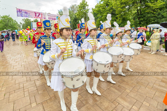 Russia, Samara, June 2017: a beautiful group of girls in a hussar uniform playing drums and leading a festive procession at a flower festival on a summer day. Редакционное фото, фотограф Акиньшин Владимир / Фотобанк Лори