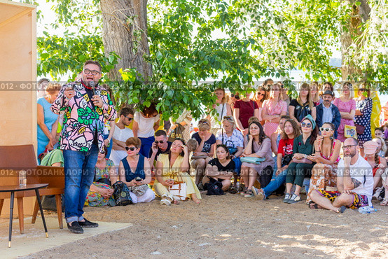 Russia, Samara, June 2019: Lecture by fashion historian Alexander Vasilyev outdoors. Bank of the Volga. Festival "Volga Fest" Редакционное фото, фотограф Акиньшин Владимир / Фотобанк Лори