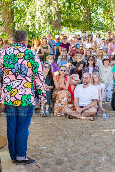 Russia, Samara, June 2019: Lecture by fashion historian Alexander Vasilyev outdoors. Bank of the Volga. Festival "Volga Fest" Редакционное фото, фотограф Акиньшин Владимир / Фотобанк Лори