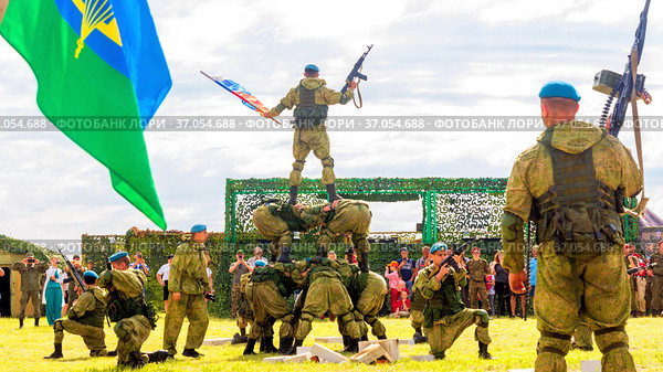 Russia, Samara, June 2019: Soldiers of paratroopers perform demonstration exercises for spectators of the race of heroes. Text in Russian: Declaration of an individual. Редакционное фото, фотограф Акиньшин Владимир / Фотобанк Лори