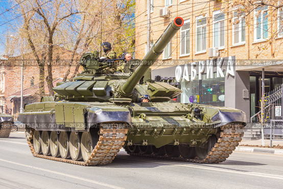 Russia, Samara, May 2018: New military modified russian army main battle tank T-72B3M in green camouflage at the city street. Редакционное фото, фотограф Акиньшин Владимир / Фотобанк Лори