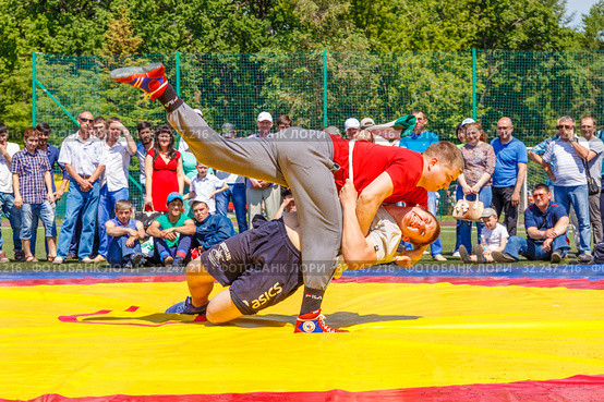 Russia, Samara, May 28, 2016: fight kuresh on the Sabantuy in the city park named after Gagarin. This is a struggle on towels, cast on the enemy's belt, an important element of the national holiday among the Turkic peoples. Редакционное фото, фотограф Акиньшин Владимир / Фотобанк Лори