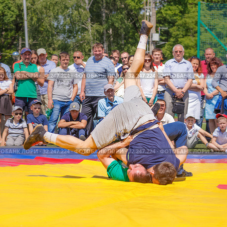 Russia, Samara, May 28, 2016: fight kuresh on the Sabantuy in the city park named after Gagarin. This is a struggle on towels, cast on the enemy's belt, an important element of the national holiday among the Turkic peoples. Редакционное фото, фотограф Акиньшин Владимир / Фотобанк Лори