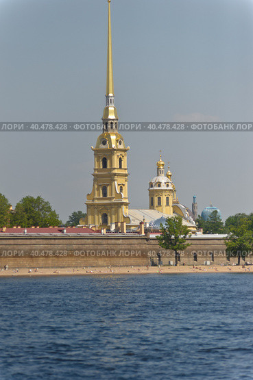 Russia, St. Petersburg, 01,06,2011 View of the Peter and Paul Fortress across the Neva River. Стоковое фото, фотограф Анна Кривицкая / Фотобанк Лори