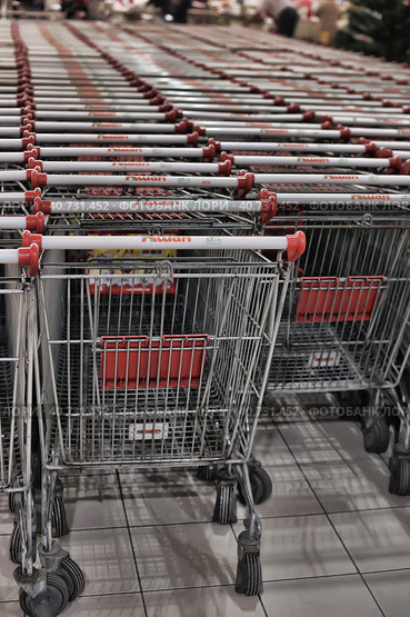 Russia, St. Petersburg, 10,12,2014 Empty carts for products in the supermarket. Редакционное фото, фотограф Анна Кривицкая / Фотобанк Лори