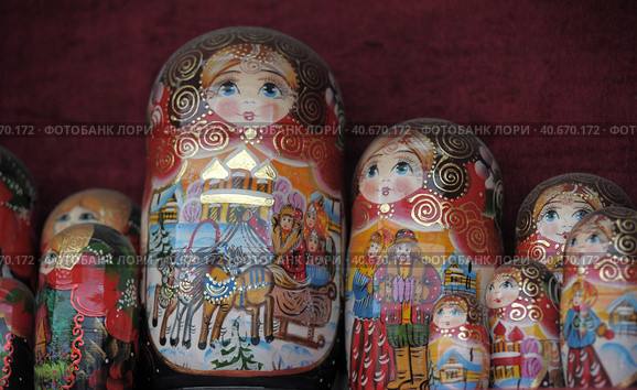 Russia, St. Petersburg 12,11,2012 National souvenir nested dolls  for sale (2011 год). Редакционное фото, фотограф Анна Кривицкая / Фотобанк Лори