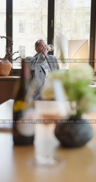 Russia, St.Petersburg, 24 April 2025: bottle of champagne is on table, flowers, wine glass in the restaurant, local lighting, wine cabinet, decanters for sparkling wine. Редакционное видео, видеограф Vladimir Drozdin / Фотобанк Лори