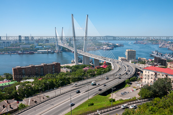 Russia, Vladivostok, July 2018: View of Golden Bridge over Golden Horn Bay of Vladivostok. Стоковое фото, фотограф Катерина Белякина / Фотобанк Лори