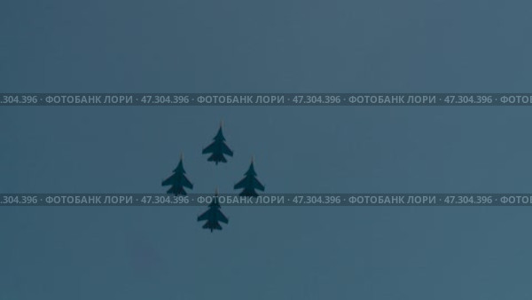 Russian air force aerobatic team Russian Knights SU-27. Стоковое видео, видеограф Алексей Сергеев / Фотобанк Лори