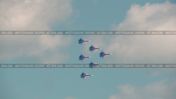 Russian air force aerobatic team Russian Knights SU-27. Стоковое видео, видеограф Алексей Сергеев / Фотобанк Лори