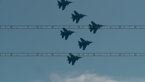 Russian air force aerobatic team Russian Knights SU-27. Стоковое видео, видеограф Алексей Сергеев / Фотобанк Лори