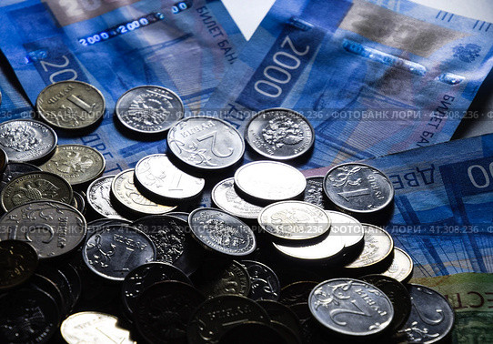 Russian banknotes and coins. A handful of coins on new Russian banknotes in denominations of 2000 and 200 rubles. Стоковое фото, фотограф Леонид Еремейчук / Фотобанк Лори