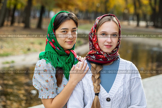 Russian beauty - young beautiful woman in a traditional headscarf. Стоковое фото, фотограф Андрей Аркуша / Фотобанк Лори