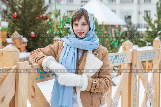 Russian beauty - young beautiful woman in a traditional headscarf. Стоковое фото, фотограф Андрей Аркуша / Фотобанк Лори