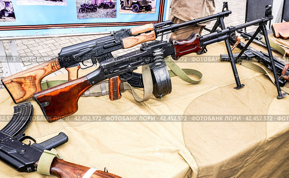 Russian Kalashnikov machine guns (2023 год). Редакционное фото, фотограф FotograFF / Фотобанк Лори