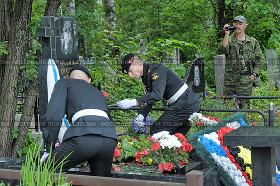 Russian Marines at the cemetery at the grave of the Russian hero Tatashvili on Marine Corps Day. St. Petersburg (2013) Редакционное фото, фотограф Анна Кривицкая / Фотобанк Лори