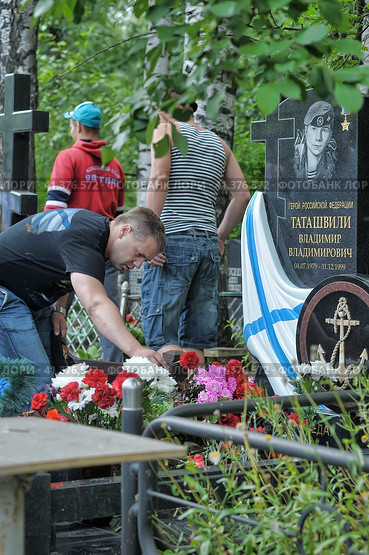Russian Marines at the cemetery at the grave of the Russian hero Tatashvili on Marine Corps Day. St. Petersburg (2013) Редакционное фото, фотограф Анна Кривицкая / Фотобанк Лори