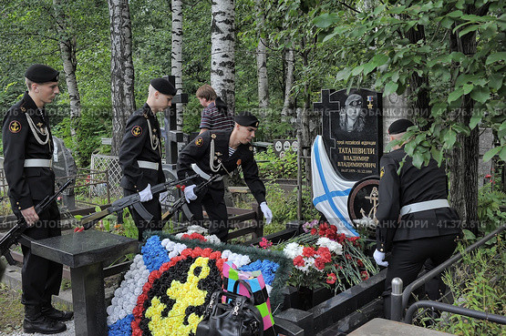 Russian Marines at the cemetery at the grave of the Russian hero Tatashvili on Marine Corps Day. St. Petersburg (2013) Редакционное фото, фотограф Анна Кривицкая / Фотобанк Лори