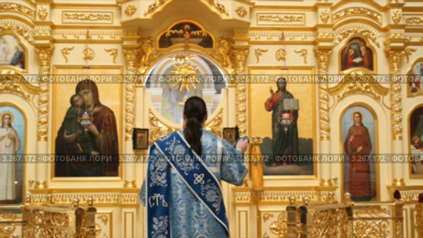 Русская православная церковь. Вечерня, диакон перед царскими вратами. Праздничное облачение голубого цвета. Стоковое видео, видеограф Mikhail Erguine / Фотобанк Лори