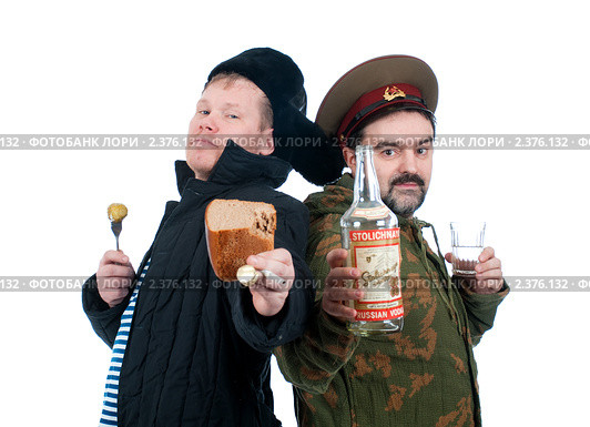 Русские пьют водку - юморная сцена (2011 год). Редакционное фото, фотограф Александр Fanfo / Фотобанк Лори