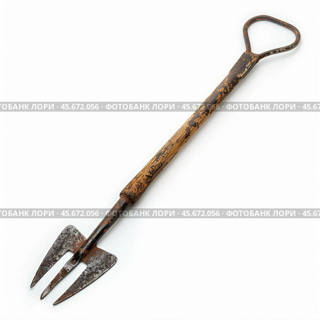 Rusty antique eel spear fishing tool on white background. Стоковое AI-изображение, AI-художник Иван Рябоконь / Фотобанк Лори