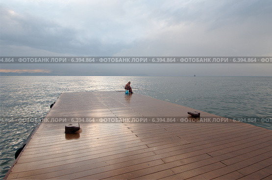 Рыбак ловит рыбак в Японском море на закате, Владивосток. Стоковое фото, фотограф Некрасов Андрей / Фотобанк Лори