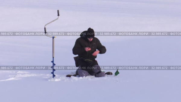 Рыбак на льду. Соревнования по рыбалке с мормышкой со льда. Fisherman on the ice. Competitions in fishing with jig from ice. (2020 год). Редакционное видео, видеограф Евгений Романов / Фотобанк Лори