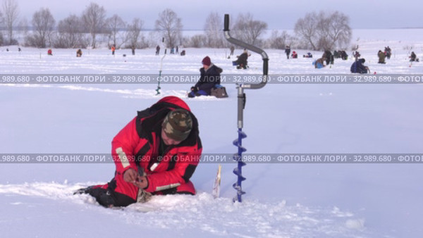 Рыбак на льду. Соревнования по рыбалке с мормышкой со льда. Fisherman on the ice. Competitions in fishing with jig from ice. (2020 год). Редакционное видео, видеограф Евгений Романов / Фотобанк Лори