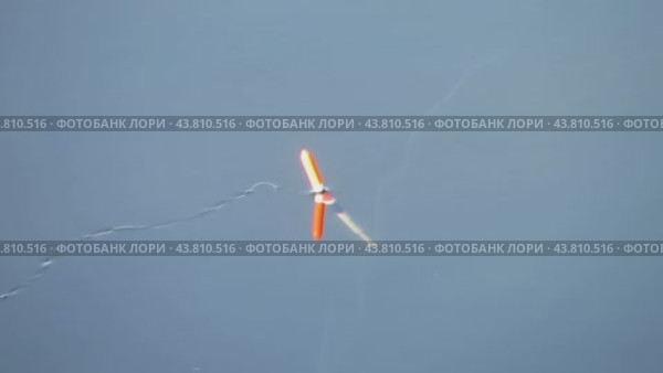 Рыбацкий поплавок качается на волнах рыбка не попалась. Стоковое видео, видеограф Владислав Сабанин / Фотобанк Лори