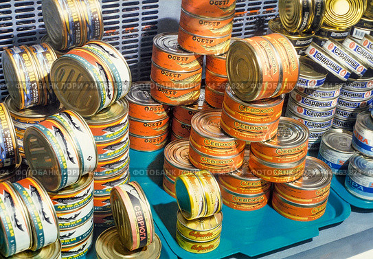 Рыбная продукция ( консервы ) - продукция Астраханских производителей  в Астрахани, рыбном магазине предприятия Касп рыба ( на ул. Чернышевского ) 1997-1998 г.г. Редакционное фото, фотограф Павел Просянов / Фотобанк Лори