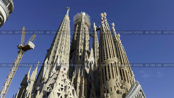 Sagrada familia showing ongoing construction works in barcelona. Стоковое фото, фотограф David Kashakhi / Фотобанк Лори