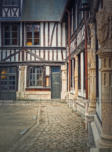 Saint-Maclou aitre, aster courtyard of medieval cemetery. Fachwerk architecture, half timbered facades details of the buildings located in Rouen, Normandy, France. Стоковое фото, агентство Ingram Publishing / Фотобанк Лори