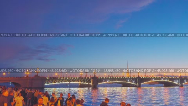 Saint-Petersburg, Russia - Jul 31 2022, 4k, tourists see the sights, view on Trinity bridge and Peter and Paul fortress, Saint-Petersburg, Russia. Редакционное видео, видеограф Сергей Богомяко / Фотобанк Лори