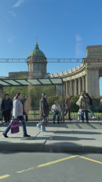 SAINT PETERSBURG, RUSSIA - May 12, 2025:  People walk along Nevsky Prospect near the Kazan Cathedral on a sunny spring day. Overview vertical video. Редакционное видео, видеограф Виктория Катьянова / Фотобанк Лори