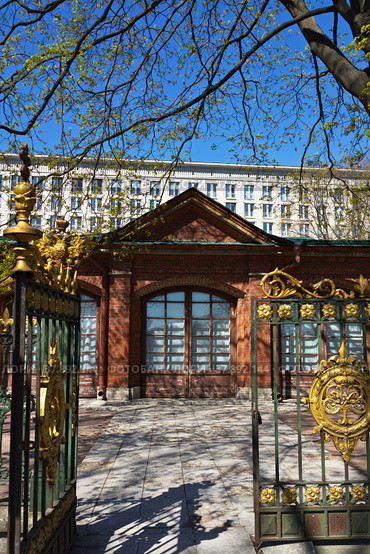 Saint Petersburg. The cabin of Peter the Great (Domik Petra I) on the embankment of the Neva River is a small house that was the first Petersburg Palace of Tsar Peter the Great, now a museum (2018 год). Редакционное фото, фотограф Виктория Катьянова / Фотобанк Лори