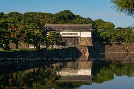Sakashita-mon Gate on the shore of Hamaguri-moat on a sunny autumn day, Tokyo Imperial Palace, Chiyoda District, Tokyo, Japan. Стоковое фото, фотограф Ula Ulachka / Фотобанк Лори