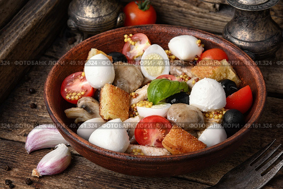 salad Caesar with grilled chicken,croutons, quail eggs,tomatoes and cheese. Fresh salad with chicken and herb. Стоковое фото, агентство Ingram Publishing / Фотобанк Лори
