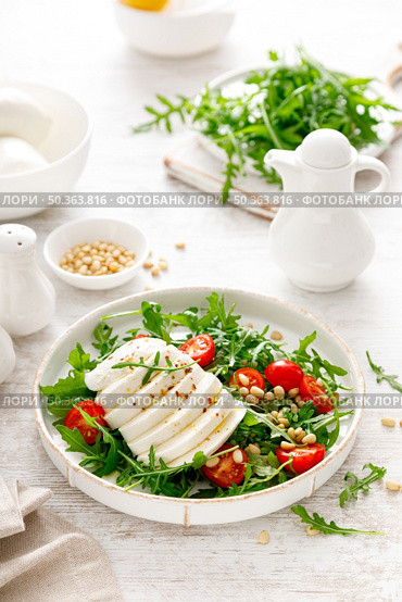 Salad with arugula, mozzarella cheese and pine nuts. Breakfast. Ketogenic, keto or paleo diet. Healthy food. Стоковое фото, агентство Ingram Publishing / Фотобанк Лори