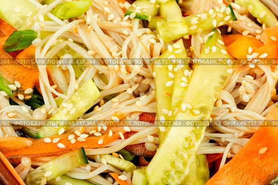 Salad with enoki mushrooms, carrots, cucumber, fried sesame seeds. Close up. Asian cuisine.. Chinese salad with enoki mushrooms, macro. Стоковое фото, агентство Ingram Publishing / Фотобанк Лори