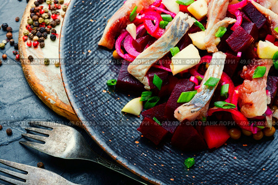 Salad with herring,beets,onions and green peas.Traditional russian salad. Appetizing herring salad. Стоковое фото, агентство Ingram Publishing / Фотобанк Лори