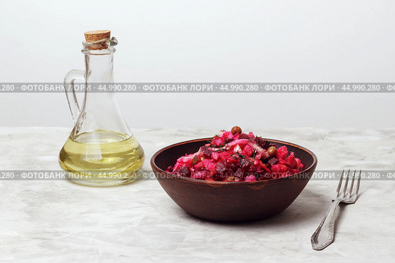 Салат из свеклы, моркови, картофеля, капусты и зеленого горошка в чашке на столе. Традиционный русский салат-винегрет. Стоковое фото, фотограф Серега Стяжкин / Фотобанк Лори
