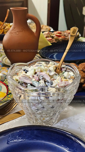 Салат с курицей и сыром в хрустальной салатнице на праздничном столе. Стоковое фото, фотограф Марина Володько / Фотобанк Лори