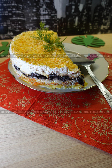 Салат с майонезом и слоями овощей, грибами и курицей на тарелке. Salad with mayonnaise and layers of vegetables, mushrooms, and chicken on a plate. Стоковое фото, фотограф Юрий Пуликов / Фотобанк Лори